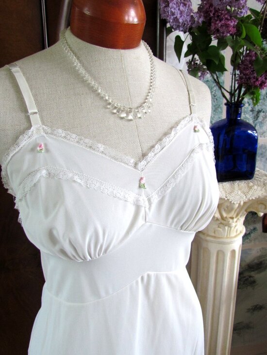 HENSON KICKERNICK Other - FULL SLIP, L, 40" VINTAGE HENSON KICKERNICK, WHITE w TINY ROSEBUDS & LACE, SWEET